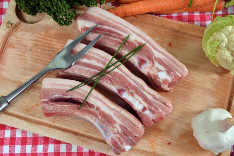 Poitrine de porc nature idéale pour barbecue – Viande locale en vente à La Boucherie du Chêne (76)