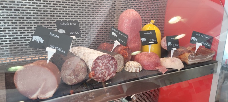 Bacon, poitrine fumée, andouille, mortadelle et salami-boucherie,charcuterie artisanale et local