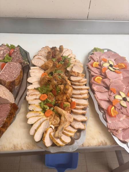 Préparation d'un buffet froid pour un anniversaire avec livraison sur Lillebonne 76 par nos traiteurs